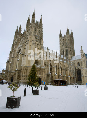 Neige à la Cathédrale de Canterbury avec blocage de Noël dans le Kent, UK. Banque D'Images