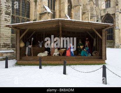 Avec blocage de Noël crèche de Noël dans la neige à la Cathédrale de Canterbury dans le Kent, UK Banque D'Images