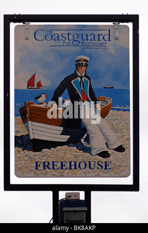 Enseigne de pub 'La Garde côtière' contre un ciel blanc, Saint Margaret's Bay, Kent, Angleterre, Royaume-Uni, Europe Banque D'Images