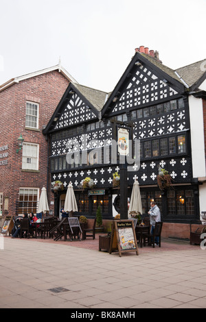 Warrington, Cheshire, Angleterre, Royaume-Uni, Europe. Le Barley Mow pub 1561 de l'ICCA en bâtiment Tudor du 16e siècle Banque D'Images