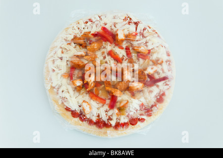 Poulet épicé gelé, poivron rouge et fromage mozzarella pizza enveloppées dans du cellophane. UK Banque D'Images