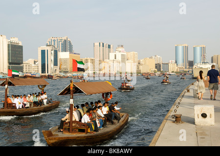 Abra (bateau-taxi sur la crique de Dubaï à Dubaï aux Émirats arabes unis. Banque D'Images