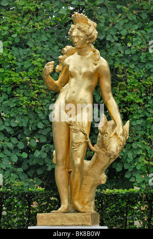 Statue en or de Diane chasseresse avec une tête de sanglier, le jardin baroque, le château château de Schwetzingen, Bade-Wurtemberg, Allemand Banque D'Images