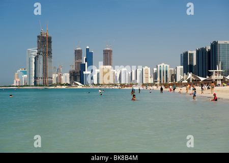 Le front de mer et des bâtiments à Abu Dhabi aux Emirats Arabes Unis. Banque D'Images