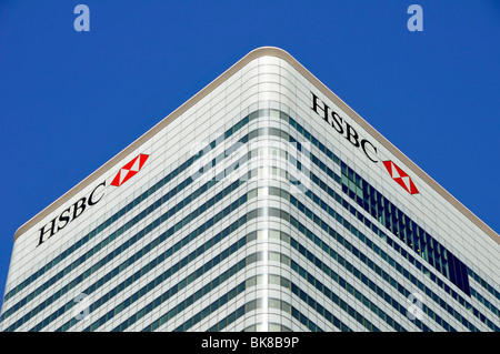 Le logo HSBC Bank signe le ciel bleu vue d'angle du revêtement et des fenêtres au niveau du toit du siège social des Docklands Canary Wharf, bâtiment emblématique Tower Hamlets UK Banque D'Images