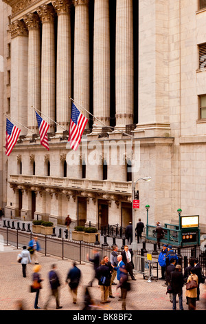 Les investisseurs arrivant à la Bourse de New York dans le Lower Manhattan, New York City USA Banque D'Images