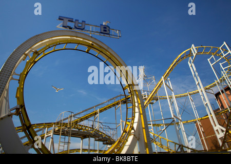 La boucle la boucle sur les montagnes russes sur la jetée de Brighton Banque D'Images