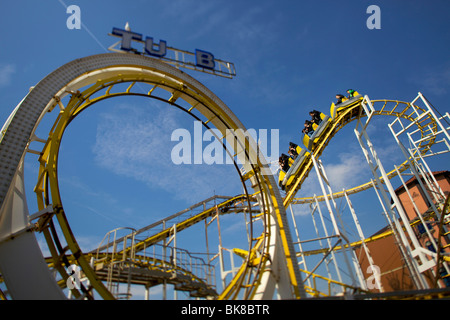 La boucle la boucle sur les montagnes russes sur la jetée de Brighton Banque D'Images