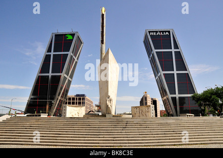 Monument à José Calvo Sotelo en face de Tours Kio, Torres Kio ou Puerta de Europa, Plaza Castilla, Madrid, Espagne, Pe ibérique Banque D'Images