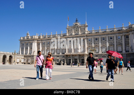 Les touristes devant le Palacio Real, le Palais Royal, Madrid, Espagne, Péninsule ibérique, Europe Banque D'Images