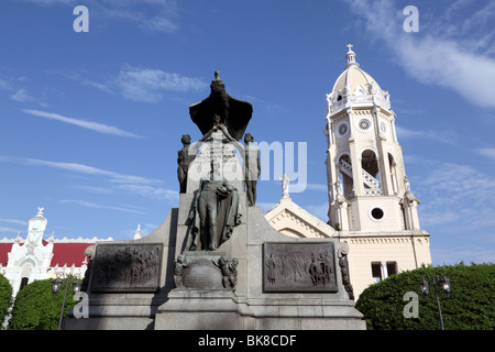 Église San Francisco de Asis et monument Bolivar (commémorant le centenaire du Congrès du Panama), Plaza Bolivar, Casco Viejo, Panama City Banque D'Images