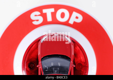 Miniature de voiture et d'un disque de signalisation de police, contrôle de police, d'amendes Banque D'Images