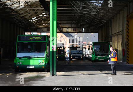 Un dépôt de bus des transports de la ville de Nottingham, Nottingham, Angleterre, Royaume-Uni Banque D'Images