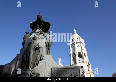 Église San Francisco de Asis et monument Bolivar (commémorant le centenaire du Congrès du Panama), Plaza Bolivar, Casco Viejo, Panama City Banque D'Images