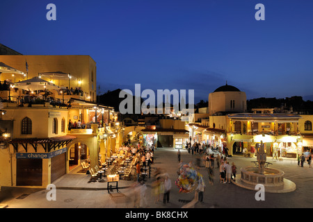 Restaurant et fontaine sur Platia Ippokratou, Rhodes, Rhodes, Grèce, Europe Banque D'Images