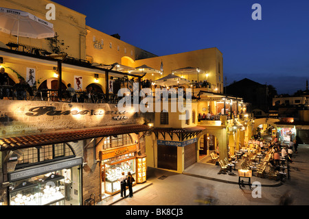 Restaurant et fontaine sur Platia Ippokratou, Rhodes, Rhodes, Grèce, Europe Banque D'Images