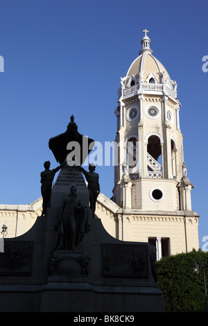 Église San Francisco de Asis et monument Bolivar (commémorant le centenaire du Congrès du Panama), Plaza Bolivar, Casco Viejo, Panama City Banque D'Images