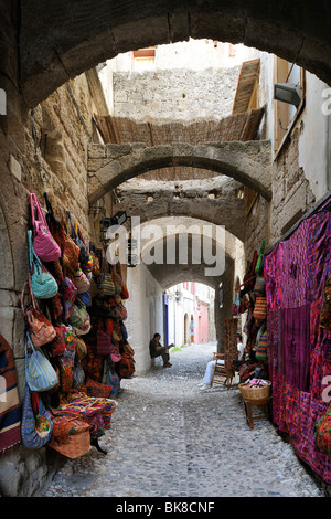 Dans les ruelles étroites du centre historique de la ville il y a beaucoup de magasins de souvenirs, la ville de Rhodes, Rhodes, Grèce, Europe Banque D'Images