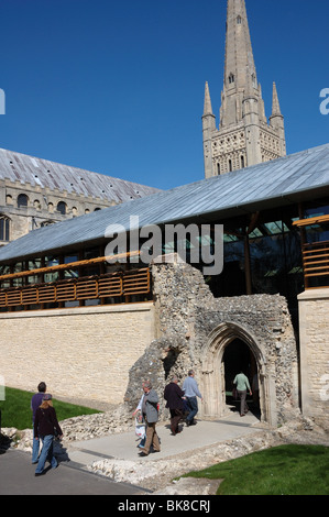 L'ancienne cathédrale de Norwich avec son nouveau centre d'éducation et d'Hostry, a officiellement ouvert le 4 mai 2010 par Sa Majesté la Reine. Banque D'Images