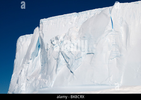 Un iceberg tabulaire flottant dans l'océan du sud près de la péninsule Antarctique Banque D'Images