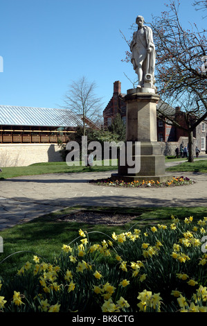 Statue de Lord Nelson dans la cathédrale de Norwich près, avec le Hostry nouvellement construit dans l'arrière-plan Banque D'Images