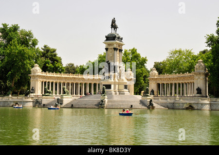 Excursion en bateau devant le monument d'Alphonse XII dans le parc du Retiro, Madrid, Espagne, Péninsule ibérique, Europe Banque D'Images