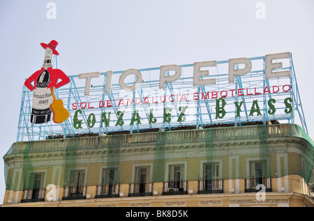 Tio Pepe Sherry, la publicité sur un immeuble situé à la Puerta del Sol, Madrid, Espagne, Péninsule ibérique, Europe Banque D'Images
