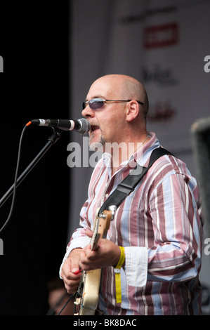 Le guitariste d'OMD - Orchestral manoeuvres in the Dark Banque D'Images