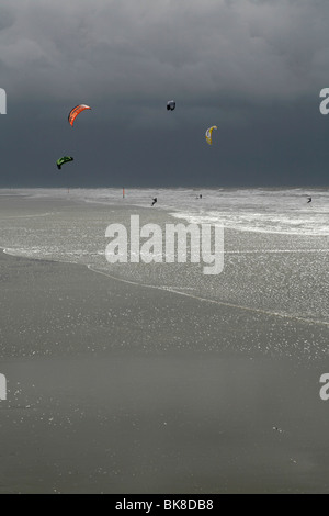 Le kitesurf au cours d'une tempête sur la mer du Nord, Saint Peter Ording, Schleswig-Holstein, Allemagne, Europe Banque D'Images