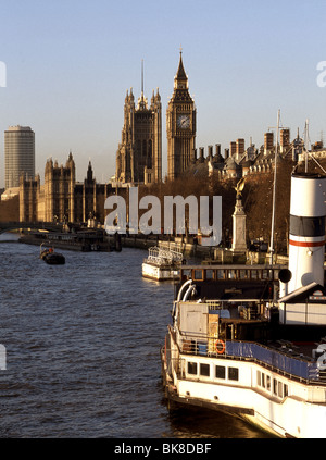 Le long de la Tamise au Parlement et Big Ben Banque D'Images