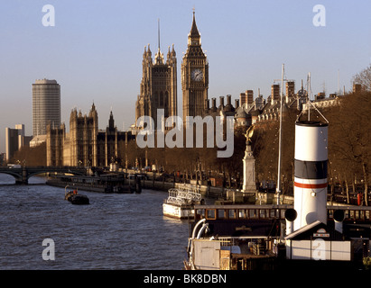 Le long de la Tamise au Parlement et Big Ben Banque D'Images