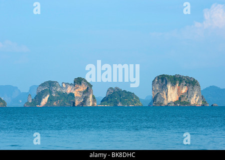 Rock formations à Phang Nga Bay près de Krabi, Thaïlande, Asie Banque D'Images