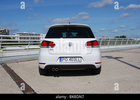 Volkswagen Golf VI GTD - 2009 - blanc - 5 portes (5D) - Français de la classe moyenne inférieure, car le segment C - parking (parking) Banque D'Images