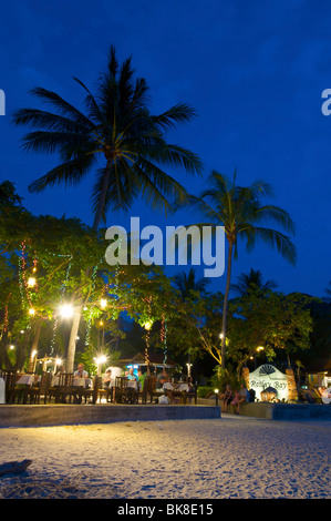 Restaurant de plage sur Ray Leh West Beach, Krabi, Thaïlande, Asie Banque D'Images