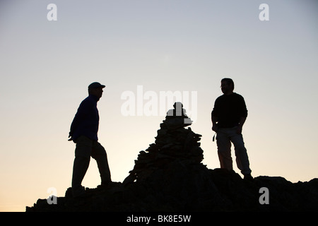 Hill promeneurs sur Nab cicatrice dans le Lake District, Cumbria, Royaume-Uni, au crépuscule. Banque D'Images