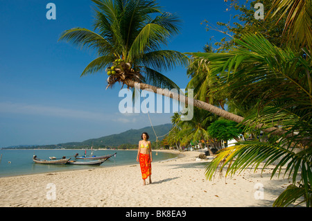 Femme sur la plage, la plage de Lamai, l'île de Ko Samui, Thaïlande, Asie Banque D'Images