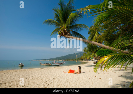 Femme sur la plage, la plage de Lamai, l'île de Ko Samui, Thaïlande, Asie Banque D'Images