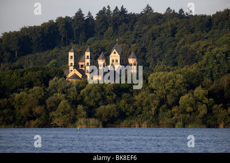 L'église abbatiale de l'abbaye bénédictine de Maria Laach sur le lac Laachersee, Maria Laach, Rhénanie-Palatinat, Allemagne, Union européenne Banque D'Images