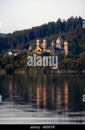 L'église abbatiale de l'abbaye bénédictine de Maria Laach sur le lac Laachersee, Maria Laach, Rhénanie-Palatinat, Allemagne, Union européenne Banque D'Images