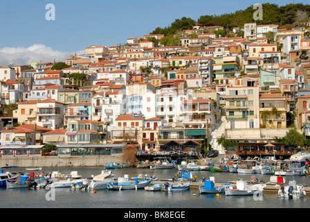 Ville sur le port avec des bateaux de pêche, Km 138, l'île de Lesbos, Mer Égée, Grèce, Europe Banque D'Images