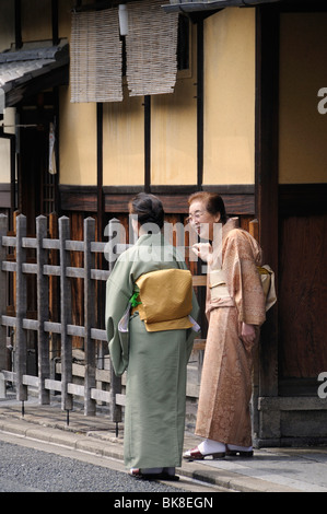 Adieu personnel à un client de l'hôtel par le propriétaire, Tawaraya Ryokan, un des plus anciens établissements, Nakagyo-ku, Kyoto, Jap Banque D'Images