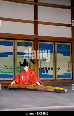 Musicien, marionnette, jouant le koto, une cithare tendus de soie, de l'ouverture du Palais Impérial au grand public deux fois par an Banque D'Images