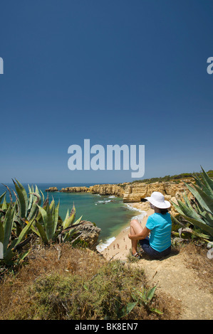 Femme donnant sur Praia de Coelho, Algarve, Portugal, Europe Banque D'Images