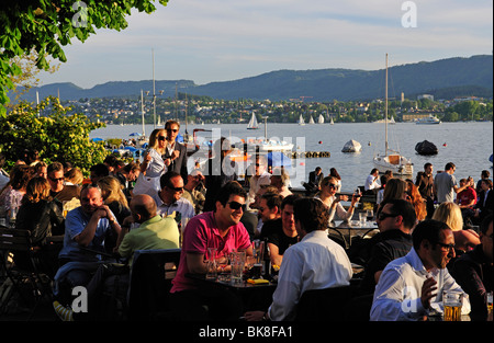 Les gens profiter d'une soirée de printemps chaud sur le lac, Zurich, Switzerland, Europe Banque D'Images