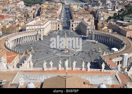 Place Saint-Pierre vue depuis le dôme de la basilique Saint-Pierre, centre-ville historique, Cité du Vatican, Italie, Europe Banque D'Images