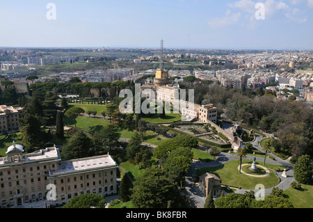 Tour de radio Vatican vu du dôme de la basilique Saint-Pierre, des jardins du Vatican, du centre-ville historique, du Vatican Banque D'Images