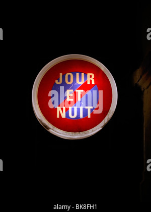 Le Français signe pour 'Pas d'attente', 'Jour et nuit', 'jour et nuit' Banque D'Images