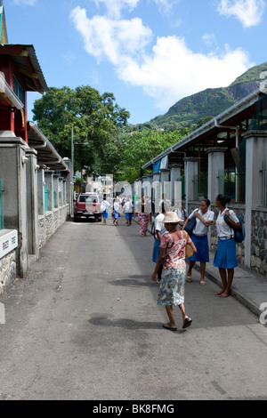 Scène de rue animée sur la rue Albert, Sir Selwyn Clarke market, Victoria, Mahe, Seychelles, océan Indien, Afrique Banque D'Images