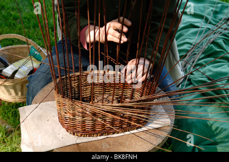 Un panier en osier étant tissés, détail, Schoppenwihr, Alsace, France, Europe Banque D'Images