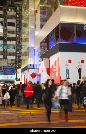 Les personnes qui traversent la rue Nathan en face de iSquare shopping mall, Tsim Sha Tsui, Kowloon, Hong Kong, Chine Banque D'Images